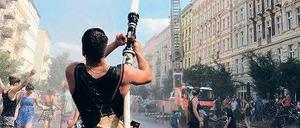 Die Draußendusche. Alles schwitzt, da spielt die Feuerwehr Freund und Helfer. Nicht alle freut das.