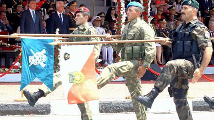 Parade zum 40. Jahrestag der türkischen Invasion mit dem türkischen Präsidenten Gül.