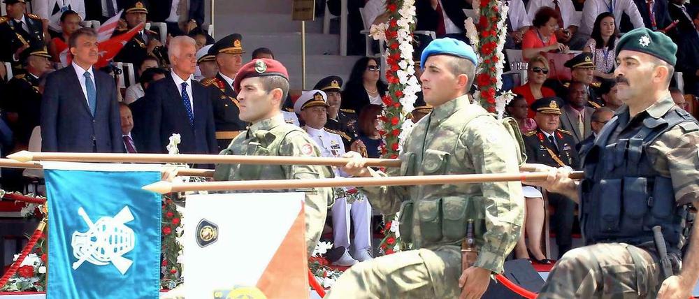 Parade zum 40. Jahrestag der türkischen Invasion mit dem türkischen Präsidenten Gül.
