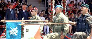 Parade zum 40. Jahrestag der türkischen Invasion mit dem türkischen Präsidenten Gül.