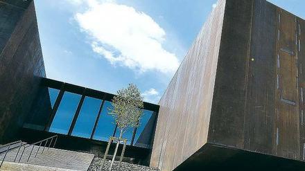 Der Congen-Stahl des Museumsgebäudes passt gut zu den monochromen, schwarzen Bildern des 94-jährigen Pierre Soulages.