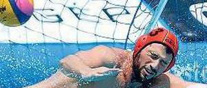 Das tut weh. Torwart Moritz Schenkel kassiert ein Tor gegen Serbien.