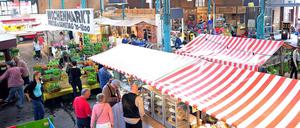 Buntes, geschäftiges Markttreiben: Jeweils freitags und samstags von 10 bis 18 Uhr verkaufen Händler aus Berlin und Brandenburg ihre Waren in der Markthalle IX in Kreuzberg, auch Eisenbahnmarkthalle genannt. Ein Rundgang in Bildern.