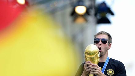 Letzter Höhepunkt: Nach der Feier auf der Fanmeile mit Pokal erklärte Kapitän Philipp Lahm seinen Rücktritt aus der Nationalelf.