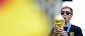 Letzter Höhepunkt: Nach der Feier auf der Fanmeile mit Pokal erklärte Kapitän Philipp Lahm seinen Rücktritt aus der Nationalelf.