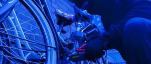 Ganz verhindern lassen sich Fahrraddiebstähle nicht - aber mit guten Schlössern und einer Codierung am Rahmen können Radler Kriminellen das Leben so schwer wie möglich machen.