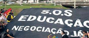„SOS Bildung“. Kurz vor der WM demonstrierten Lehrerinnen und Lehrer für höhere Gehälter. Der Konflikt schwelt weiter: Bisher hat die Regierung die Forderung nach zwanzig Prozent mehr Lohn nicht erfüllt. 