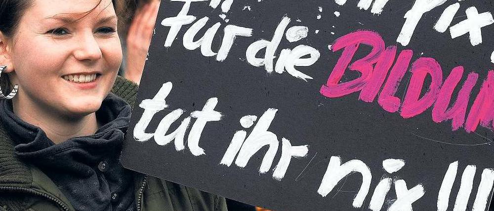 Langes Warten. Seit vier Jahren sind die Bafög-Sätze nicht mehr erhöht worden (hier eine Studentin beim Bildungsstreik 2009). 