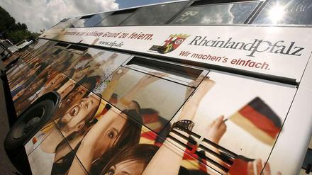 Doppeldecker mit Ganzgestaltung: Eine rollende Werbetafel.