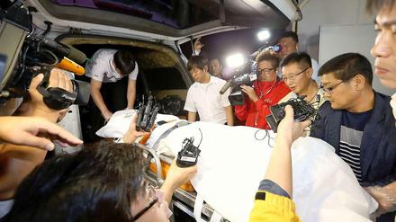 Die Bahre mit der mutmaßlichen Leiche des Eigners der "Sewol".