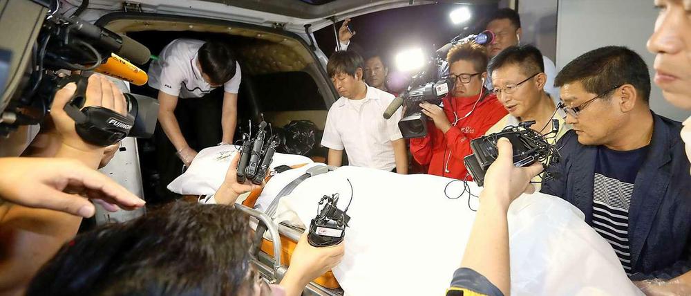 Die Bahre mit der mutmaßlichen Leiche des Eigners der "Sewol".