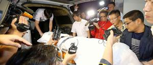 Die Bahre mit der mutmaßlichen Leiche des Eigners der "Sewol".