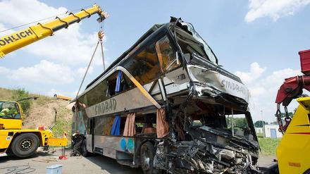 Bei einem schweren Busunglück auf der A4 in Dresden starben zehn Menschen.