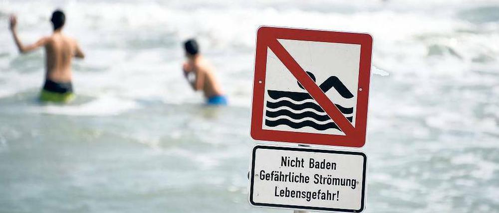 Tödliches Risiko. Am Timmendorfer Strand darf derzeit nicht gebadet werden. Am schleswig-holsteinischen Ostseestrand haben sich gefährliche Strömungen gebildet. Am Wochenende und am Montag sind mehrere Menschen in den gefährlichen Gewässern ertrunken. 