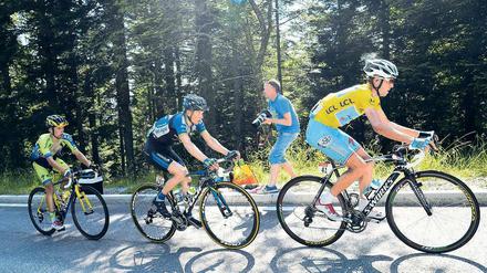 Aus dem Schatten. Leopold König (blaues Trikot) folgt Spitzenreiter Vincenzo Nibali. Foto: dpa