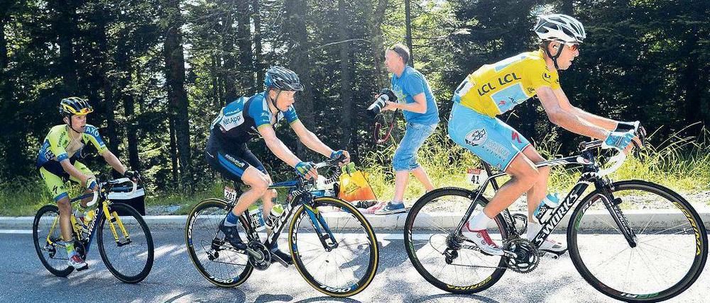 Aus dem Schatten. Leopold König (blaues Trikot) folgt Spitzenreiter Vincenzo Nibali. Foto: dpa