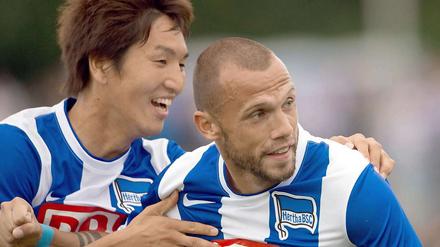 Herthas John Heitinga (r.) bejubelt seinen 1:0-Treffer mit Mannschaftskamerad Genki Haraguchi.
