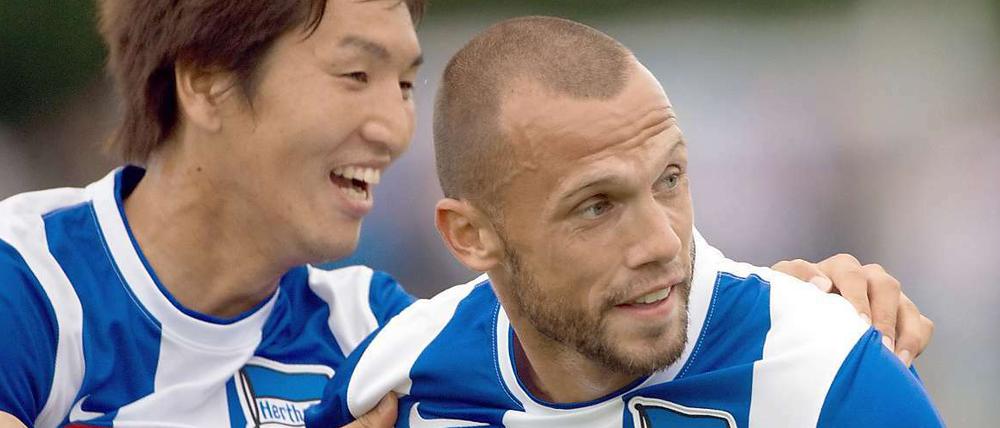 Herthas John Heitinga (r.) bejubelt seinen 1:0-Treffer mit Mannschaftskamerad Genki Haraguchi.