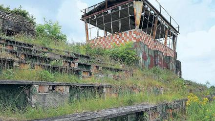 Das war der Feldherrenhügel. Mitten im Bombodrom stehen die Reste eines Ausgucks, von dem aus die Generäle und oft auch Staats- und Parteichefs aus dem Ostblock die großen Manöver beobachteten. 