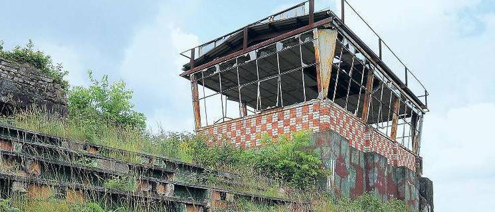 Das war der Feldherrenhügel. Mitten im Bombodrom stehen die Reste eines Ausgucks, von dem aus die Generäle und oft auch Staats- und Parteichefs aus dem Ostblock die großen Manöver beobachteten. 