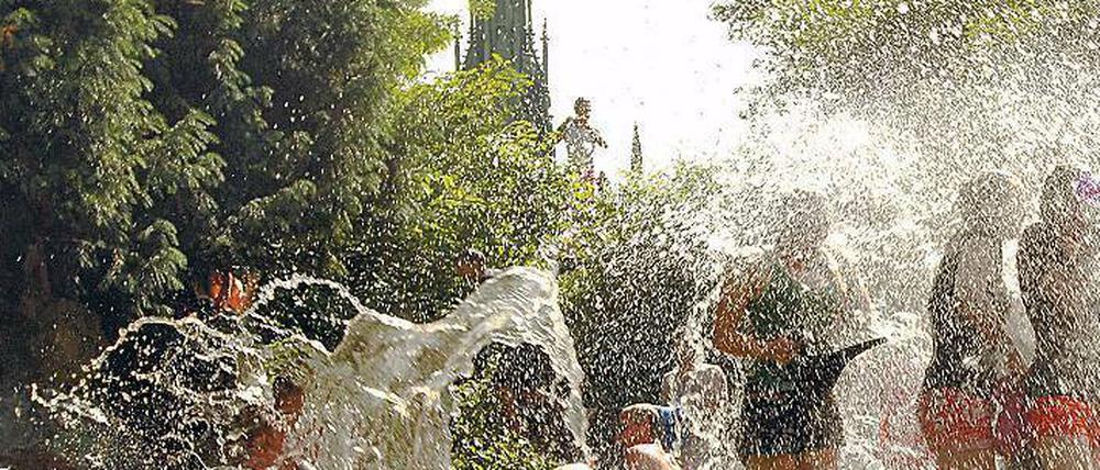 Großer Spaß. Gut Plantschen kann man am Wasserfall im Viktoriapark. Vor zwei Jahren verabredeten sich gut 100 junge Menschen zu einer Wasserschlacht.