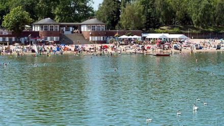 Das Strandbad Plötzensee in Berlin-Wedding - doch auch gegenüber gehen vieler Leute illegaler Weise ins Wasser