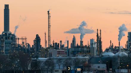 Die Geschäfte laufen gut bei der BASF, aber die Krise in der Ukraine wirft zunehmend Schatten auch auf den BASF-Partner Gazprom.