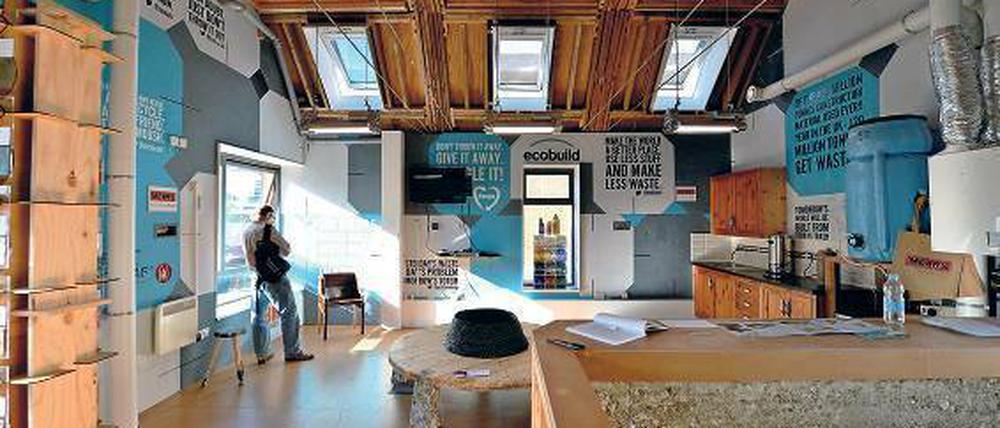 Das Waste House steht seit dem 10. Juni auf dem Campus der Universität von Brighton – natürlich in Reichweite der Fakultät für Kunst und Design. Die Bauzeit betrug ein Jahr.
