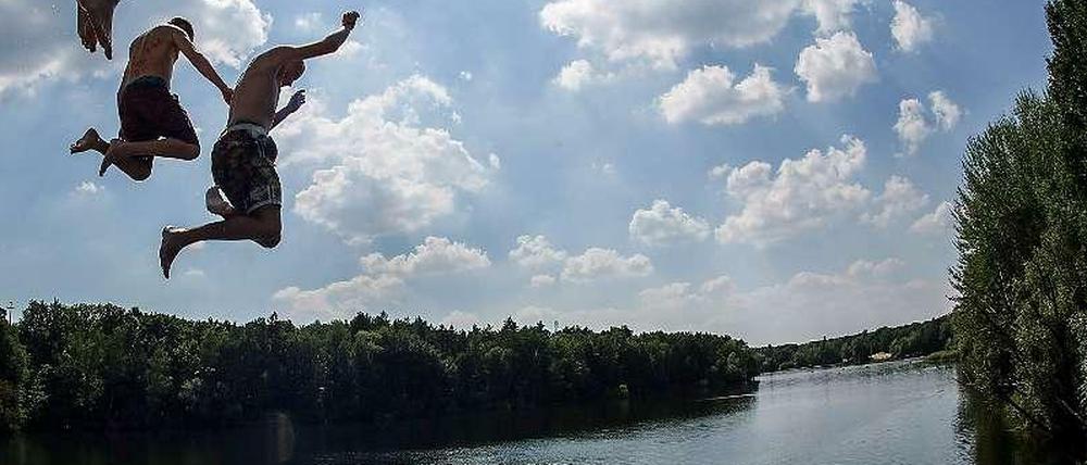 Ab ins Wasser. Was nach Spaß aussieht, kann schnell Ernst werden. Denn in trüben Seen sieht man oft nicht, wie weit der Boden entfernt ist. 