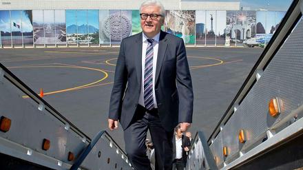 Außenminister Frank-Walter Steinmeier (SPD) steigt in Mexiko-Stadt in ein Flugzeug der Bundeswehr-Luftbereitschaft, das ihn zurück nach Berlin bringt.