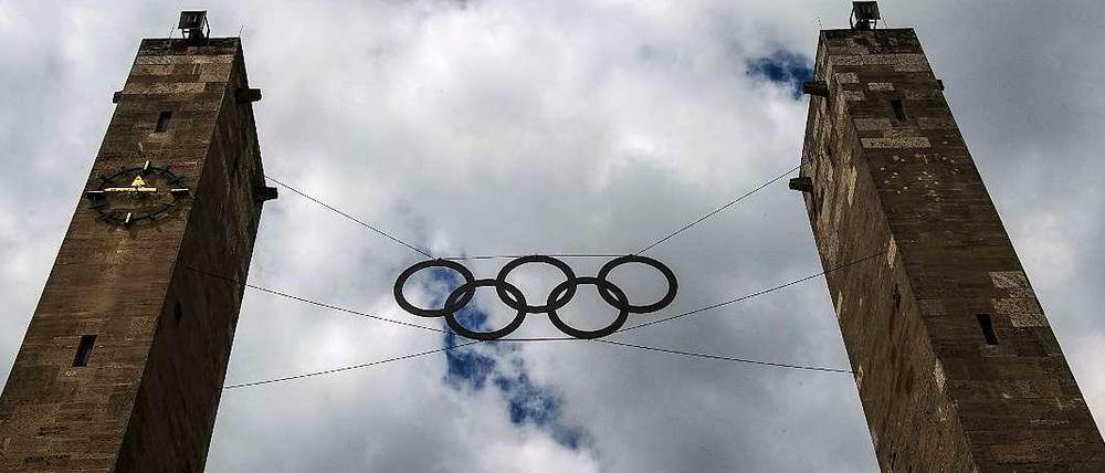 Die Olympischen Ringe am Olympiastadion in Berlin. 