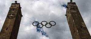 Die Olympischen Ringe am Olympiastadion in Berlin. 