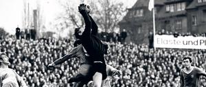 Ostruck. Das gab es doch schon mal. Rostocks Dieter Schneider fängt in der Oberligasaison 1970/71 eine Flanke gegen Halle ab.