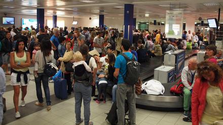 Zeit, dass sich was dreht. Flughafen Schönefeld, kurz vor Mitternacht.
