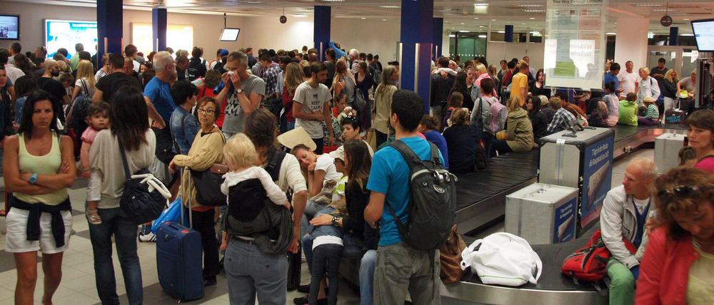 Zeit, dass sich was dreht. Flughafen Schönefeld, kurz vor Mitternacht.