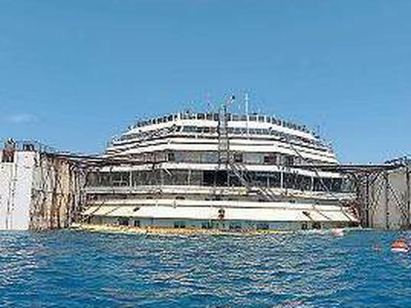 Wie eine Flunder. Das Wrack der Costa Concordia vor einer Woche.