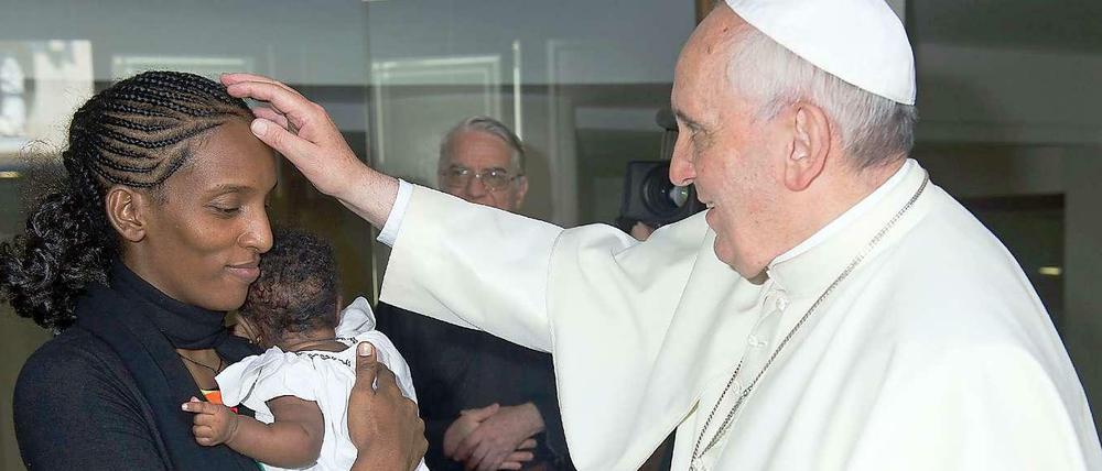 Mariam Jahia Ibrahim Ishak, zum Tode verurteilte Sudanesin, am Donnerstag mit Papst Franziskus.
