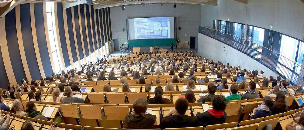 Warten auf die Erhöhung. Das letzte Mal stiegen die Bafög-Sätze im Jahr 2010.
