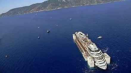 Die Costa Concordia fährt ihrer Verschrottung in Genua entgegen.