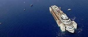 Die Costa Concordia fährt ihrer Verschrottung in Genua entgegen.