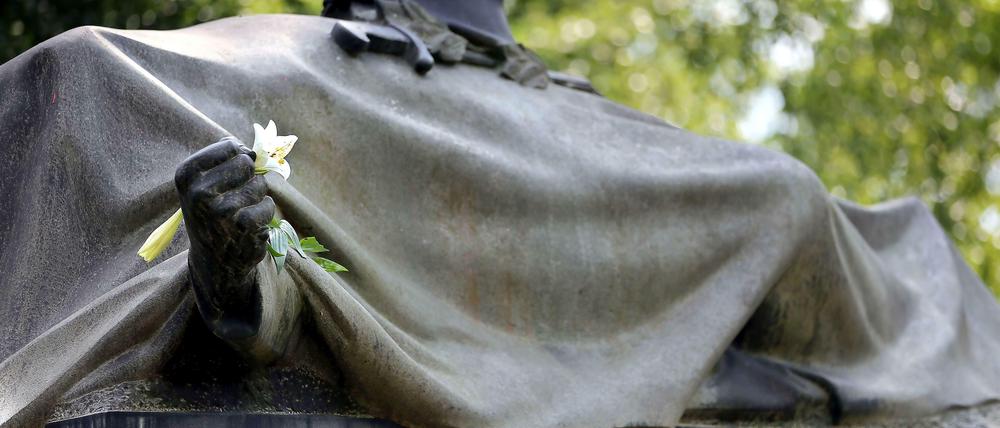 Allerorten wird 100 Jahre nach dem Beginn des Ersten Weltkriegs der vielen Toten gedacht, die damals auf Europas Schlachtfeldern ihr Leben verloren haben. Die evangelische Kirche hat pünktlich zum Jahrestag ihr eigenes Versagen bekannt.