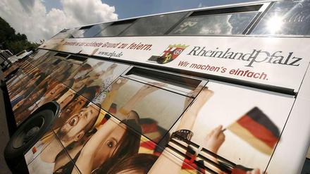 Großer Gelber? Während die BVG ihre Busse komplett bekleben lässt, bleiben bei der S-Bahn die Scheiben frei.