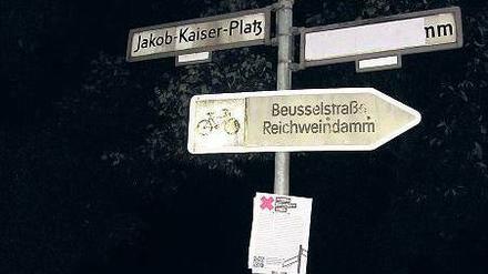 Wie Sie sehen, sehen Sie nichts. Die abgeklebten Schilder sollten eine Debatte auslösen – auf dem kleinen Schild wurde alles erklärt. Die Bezirke prüfen rechtliche Schritte.