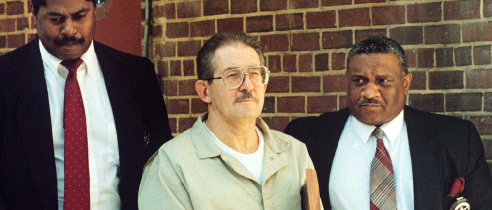 Aldrich Ames  (Mitte).