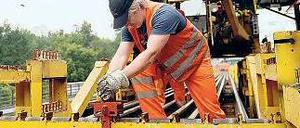 Schraub mal wieder. Obwohl zusätzlich 20 000 Dübel ausgetauscht werden müssen, sind die Arbeiter im Plan.