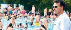 Herr der Schwimmringe. Mehdi Resai ist ausgebildeter Rettungsschwimmer und ehemaliger Ringer. Das Erste hilft ihm in seinem Job, sagt er. Beim Zweiten ist er nicht sicher. 