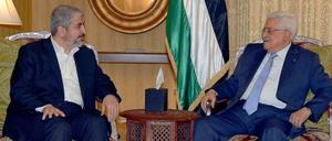 Palästinenserpräsident Mahmud Abbas (re.) und der Führer der Hamas-Exilorganisation Chaled Maschaal trafen sich in Katar.