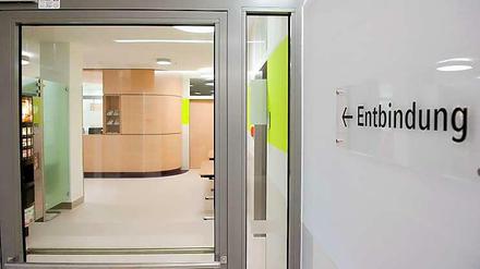 Der Eingang zum Entbindungsbereich des Klinikum Großhadern in München (Bayern).