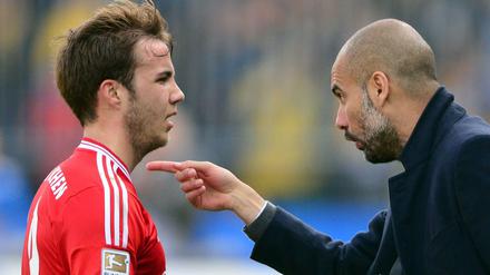 Pep Guardiola mit Mario Götze - der Trainer ist mit seinem Team zufrieden so wie es ist.