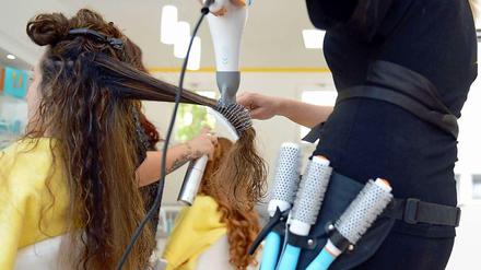 Im Schnitt zu wenig. Mit 6,50 Euro in der Stunde ist der Mindestlohn für Friseure nicht wirklich üppig.